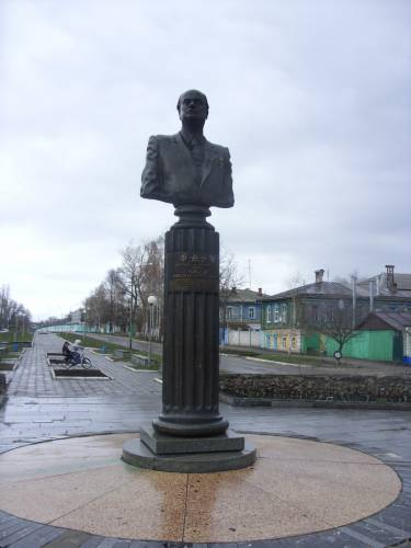 Памятник Басову в городе Усмань